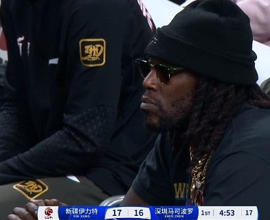 哦呦？你來了！新疆新外援哈雷爾場邊觀戰(zhàn)新疆主場vs深圳的比賽