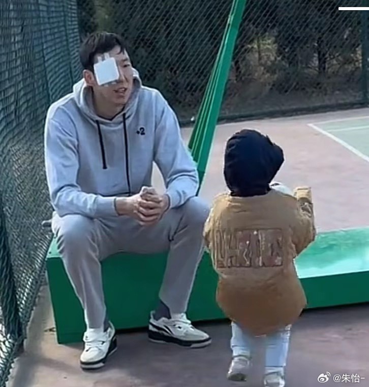 顧家好男人！記者曬出周琦手術(shù)后回歸家庭帶娃照片