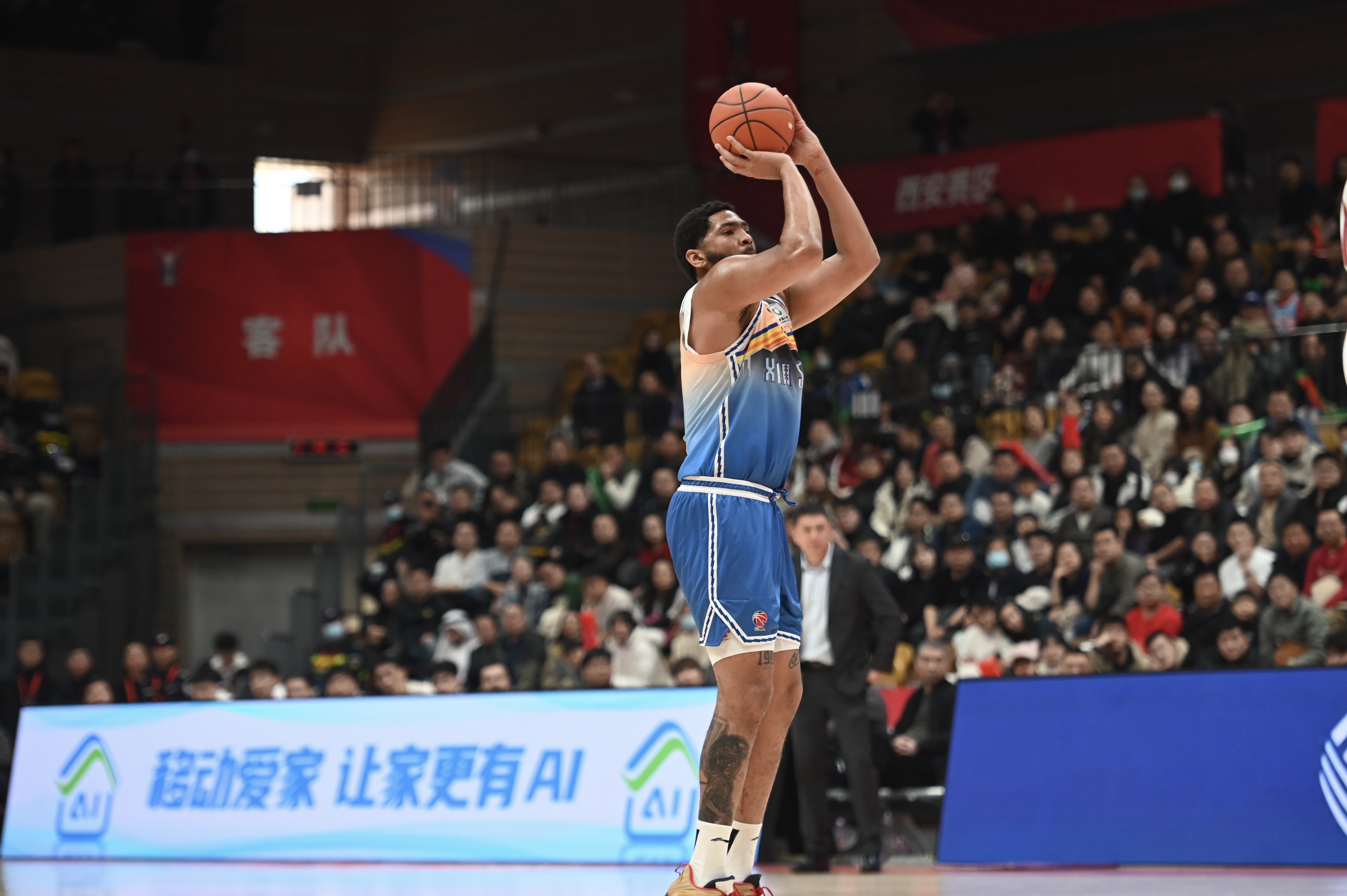 手感火熱！勞森半場(chǎng)7中6高效砍下17分5籃板 首節(jié)15分